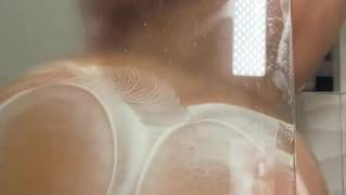 Deux superbes filles twerk sous la douche
