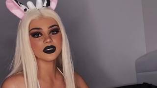 Une blonde en bikini sexy vous aguiche