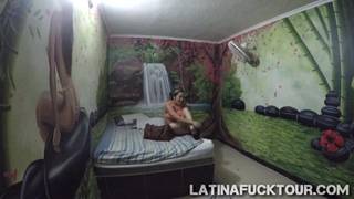 Maman latina suce bien une bite avant de se la prendre