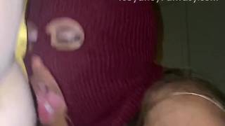 Transsexuelle noire avec un masque baise un cul blanc