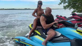 JMac éjacule sur le visage de Miss Lexa à la plage