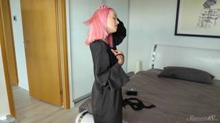 La teen Kiara J se masturbe passionnément sur un oreiller