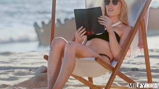 Après une journée à la plage Sarah Taylor aime baiser à l'hôtel