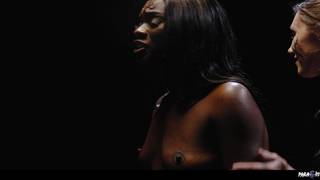 Un bon léchage lesbien entre Ana Foxx et Maya Woulfe