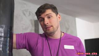 Sofia Lee baise son entraîneur après l'entraînement