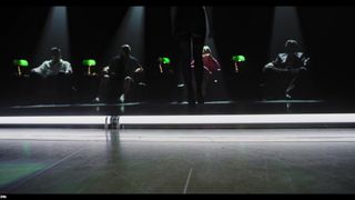 Rebelle parasité forcé à écarter ses cuisses et se masturber