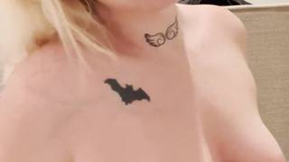 Une blonde amateur joue avec sa chatte