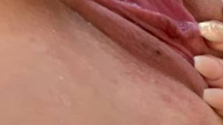 Masturbation d'une blonde perverse à l'aide d'un godemiché