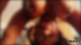 Une femme noire sexy montre son gros cul et ses seins