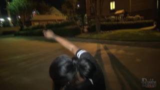 Une jeune femme noire va voir un homme pour baiser