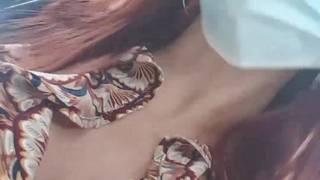 LittleAngel84 française enfonce un concombre derrière le magasin