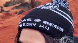 LittleAngel84 va à la chasse d'une grosse bite raide dans la forêt