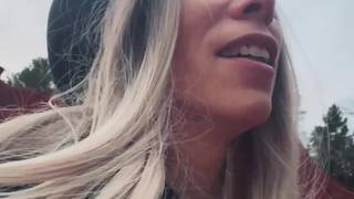 LittleAngel84 va à la chasse d'une grosse bite raide dans la forêt