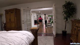 BBW déglingué dans le salon par un cock black bien membré