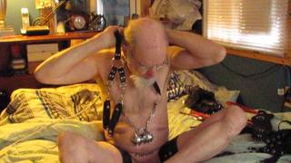Vieux gay fait du bdsm en solo