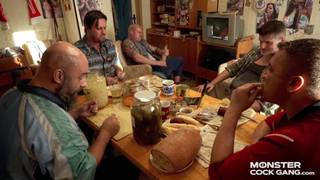 Un mari partage sa femme avec son gang