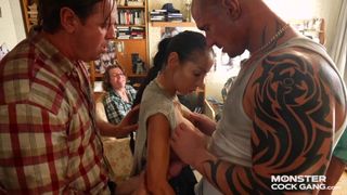 Une bande de salauds avec une belle-mère suceuse de bite