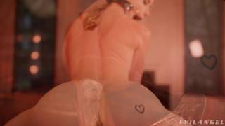 Scarlet Chase se fait étirer le trou du cul en bondage