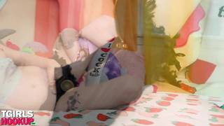 Une trans qui prendrait n'importe quoi dans son cul pour le plaisir