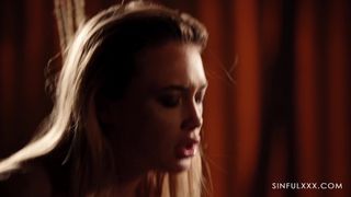 Rika Fane fait du cowgirl dans une balançoire