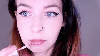 La femme de la webcam se masturbe en solo et s'humidifie