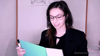 L'enseignante en ligne Dawn Willow suce et chevauche un godemiché