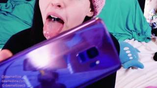 Fille curieuse expérimentant des sextoys récemment achetés