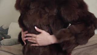 Même s'il fait froid elle veut mettre ses sextoys dans la chatte