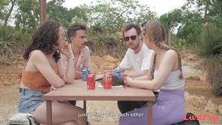 Des vacances à quatre se transforment en une partouze