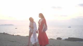 Les filles Alissa et Mila aiment se déshabiller à la plage