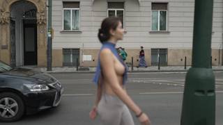 Brune sportive se promène dans un parc presque nue