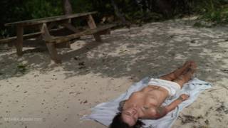 Elle trouve l'endroit idéal à la plage pour se masturber en douceur