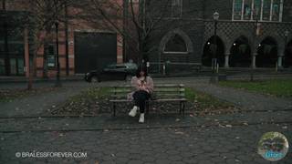 En pleine pandémie elle va à la bibliothèque et montre ses seins