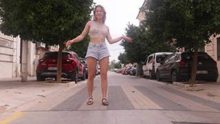 Cassandra exhibe ses seins, dans un show érotique en public