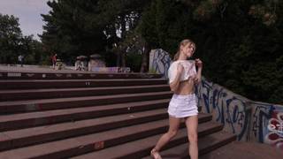 Teen qui aime se faire siffler en montrant les seins dans la rue