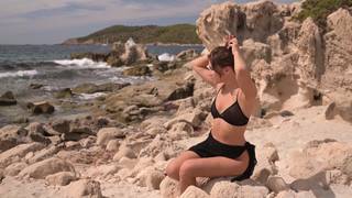 Elle est complètement nue et sans retenue sur la plage