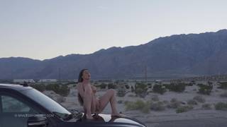 Rough Rider et Emma G dans une scène sur une voiture dans le désert