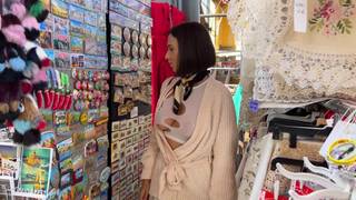 Elle fait du shopping mais montre ses seins et ses fesses