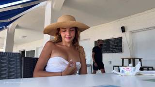 Agatha est allée à la plage pour montrer son beau corps nu