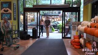 Lily est allée faire du shopping dans un chemisier transparent