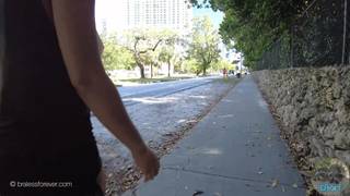 C'est la première fois qu'elle reste sans soutien, montrant ses seins