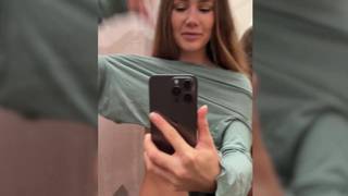 La belle Mary est une femme séduisante qui se balade nue dans la rue