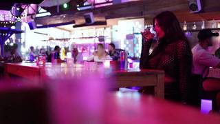 Une exhibe montre ses seins et provoque tout le monde dans un bar