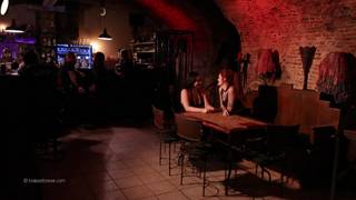 Ces filles attirent l'attention au bar et pratiquent le BDSM !