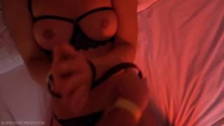 Tout ce qu'elle a à faire, c'est de sucer des bites et de se toucher