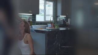 Il invite deux filles et les baise dans la cuisine