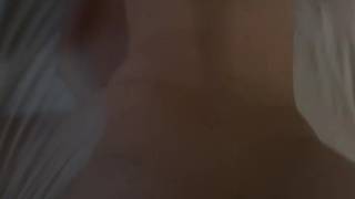 La pute baise à fond et elle me demande le creampie