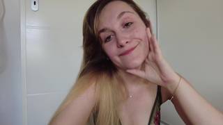 Elle se masturber dans la salle de bain et dans toute la maison