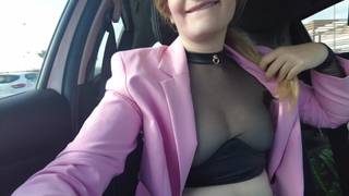 Après avoir déambulé dans le centre commercial, elle sucer une bite !