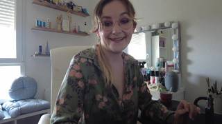 Après nous avoir raconté sa journée, Louise se déshabille et se masturbe
